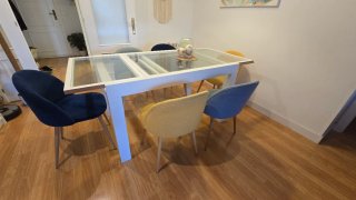 Mesa de comedor blanca con tapa de cristal