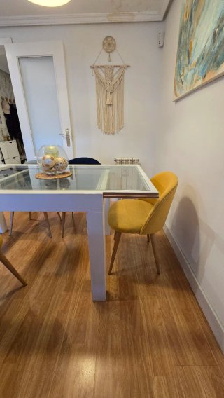 Mesa de comedor blanca con tapa de cristal