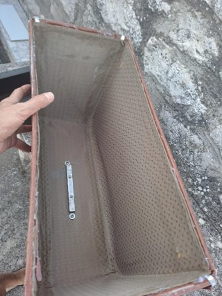 Tapadera y caja para máquina de coser