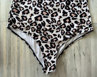 Bañador de leopardo blanco y marron