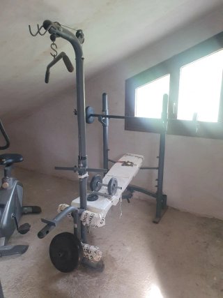 Banco de pesas y bicicleta estática
