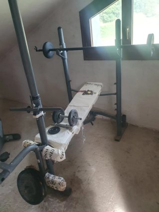 Banco de pesas y bicicleta estática