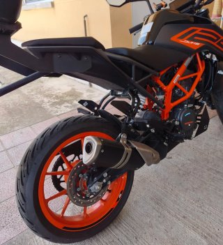 KTM Duke 125 Negra y Naranja