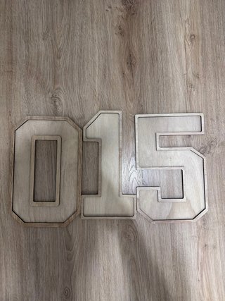Números madera centro de mesa 015
