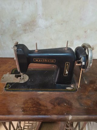 Máquina de coser Wertheim antigua