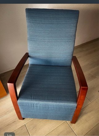 Sillón de tela con funda y madera