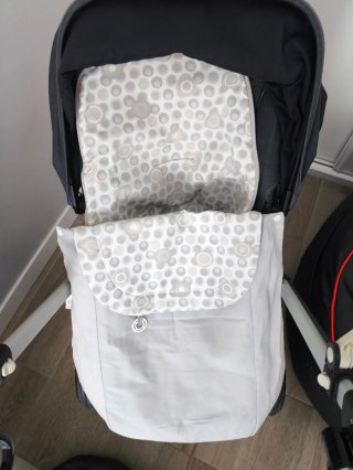 Saco de bebé gris con estampado