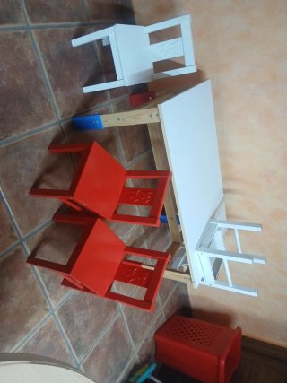 Mesa y 4 Sillas Niños (2 Rojas, 2 Blancas)