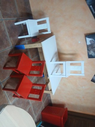 Mesa y 4 Sillas Niños (2 Rojas, 2 Blancas)