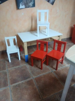 Mesa y 4 Sillas Niños (2 Rojas, 2 Blancas)