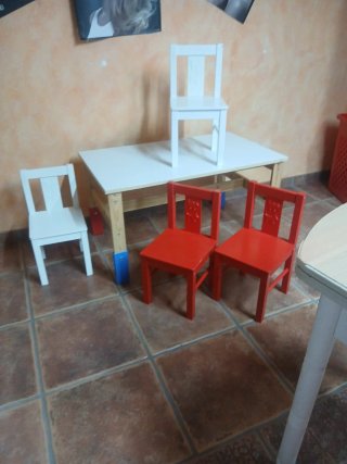 Mesa y 4 Sillas Niños (2 Rojas, 2 Blancas)