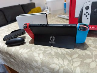 Nintendo Switch OLED Blanca y Roja