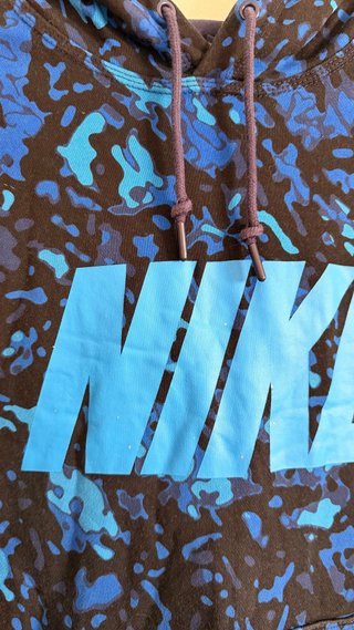Sudadera Nike Estampado Militar Azul y Negro