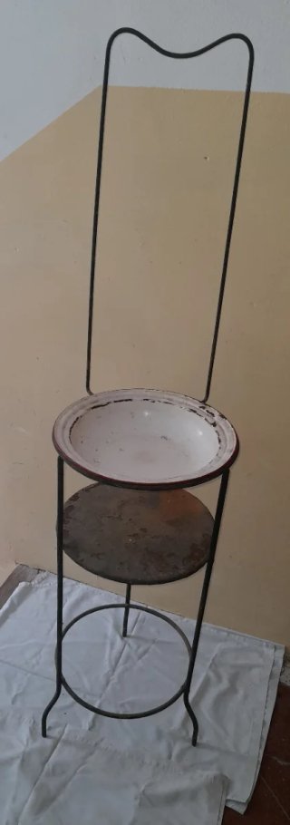 Palanganero antiguo hierro y su palangana
