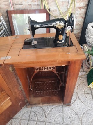 Máquina de coser antigua negra y dorada