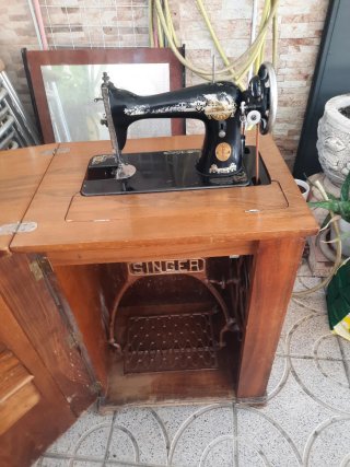 Máquina de coser antigua negra y dorada