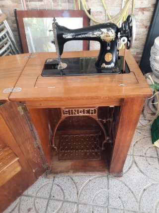 Máquina de coser antigua negra y dorada