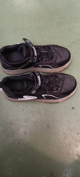 Zapatos con ruedas negros y plateados