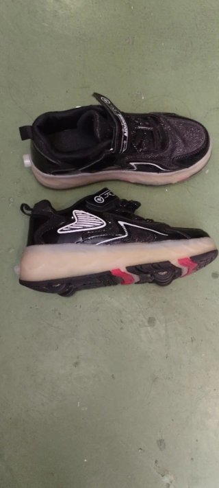 Zapatos con ruedas negros y plateados