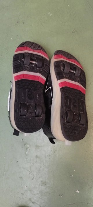 Zapatos con ruedas negros y plateados