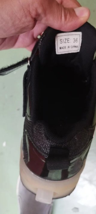 Zapatos con ruedas negros y plateados