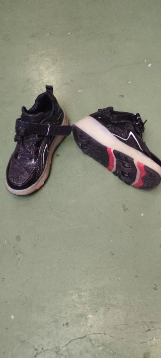 Zapatos con ruedas negros y plateados