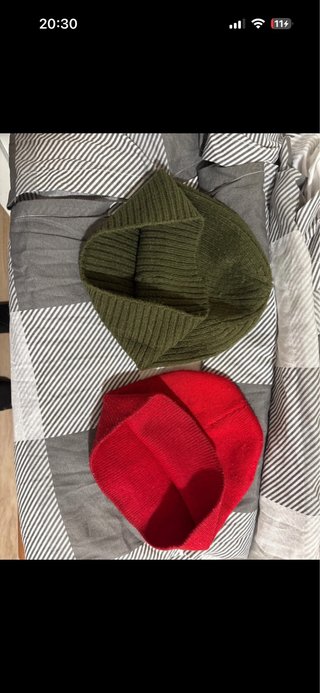 Gorros de invierno verdes y rojos
