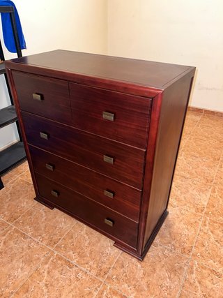Cómoda de madera con cajones