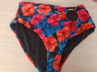 Bikini flores con adorno  de aros