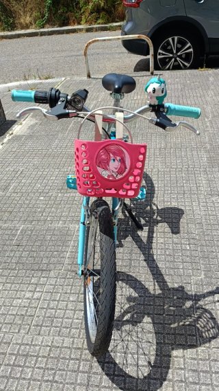Bicicleta infantil azul 20 pulgadas y patinete