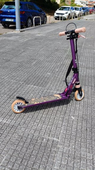 Bicicleta infantil azul 20 pulgadas y patinete