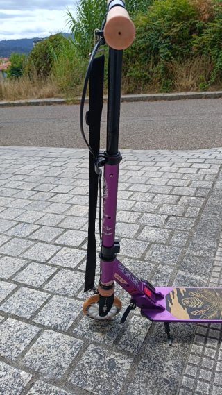 Bicicleta infantil azul 20 pulgadas y patinete