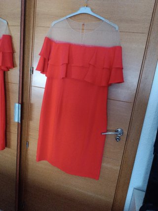 Vestido de fiesta coral y con volantes
