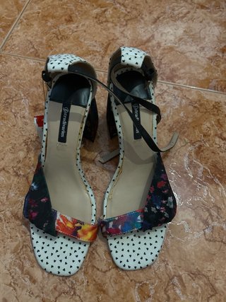 Sandalias de tacón con estampado de corazones