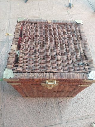 Baúl mimbre con detalles metálicos