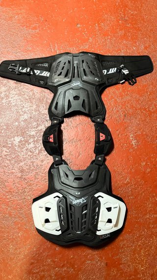 Protector Pectoral Leatt 4.5 Pro Negro/Blanco