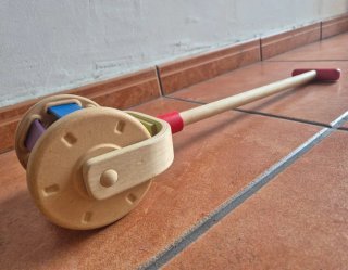 Juguete de arrastre de madera Plantoys
