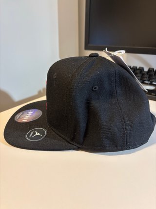 Gorra Jordan Air Negra y Roja Ajustable