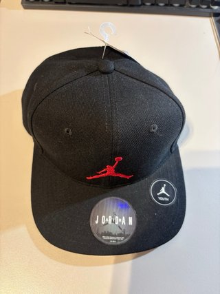 Gorra Jordan Air Negra y Roja Ajustable