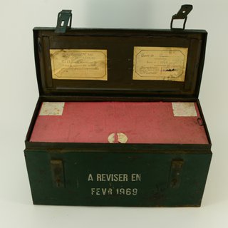 Antiguo botiquín militar completo