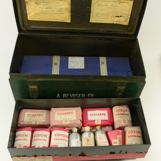 Antiguo botiquín militar completo