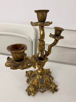 Candelabro de metal dorado