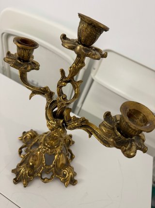 Candelabro de metal dorado