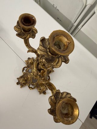 Candelabro de metal dorado
