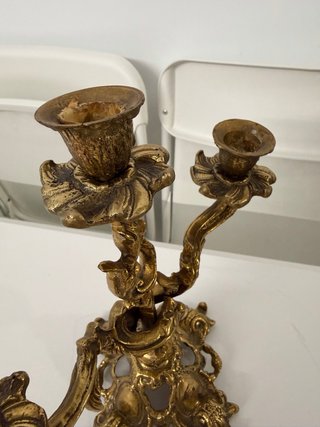 Candelabro de metal dorado
