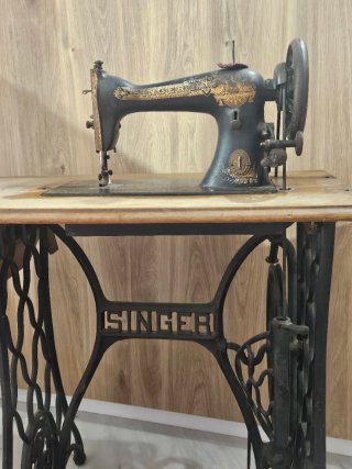 Máquina de coser Singer antigua 1911 con mueble
