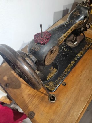 Máquina de coser Singer antigua 1911 con mueble