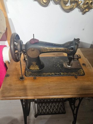 Máquina de coser Singer antigua 1911 con mueble
