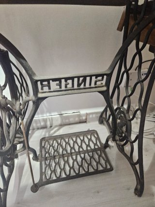 Máquina de coser Singer antigua 1911 con mueble