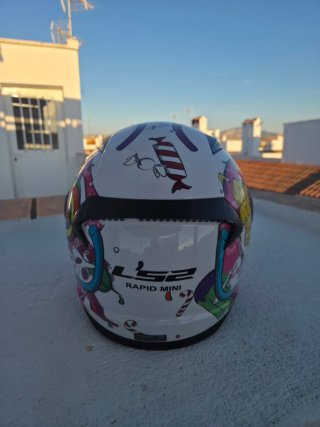 Casco infantil con diseño divertido